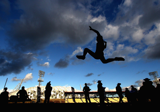 施压下依然 施压下依然